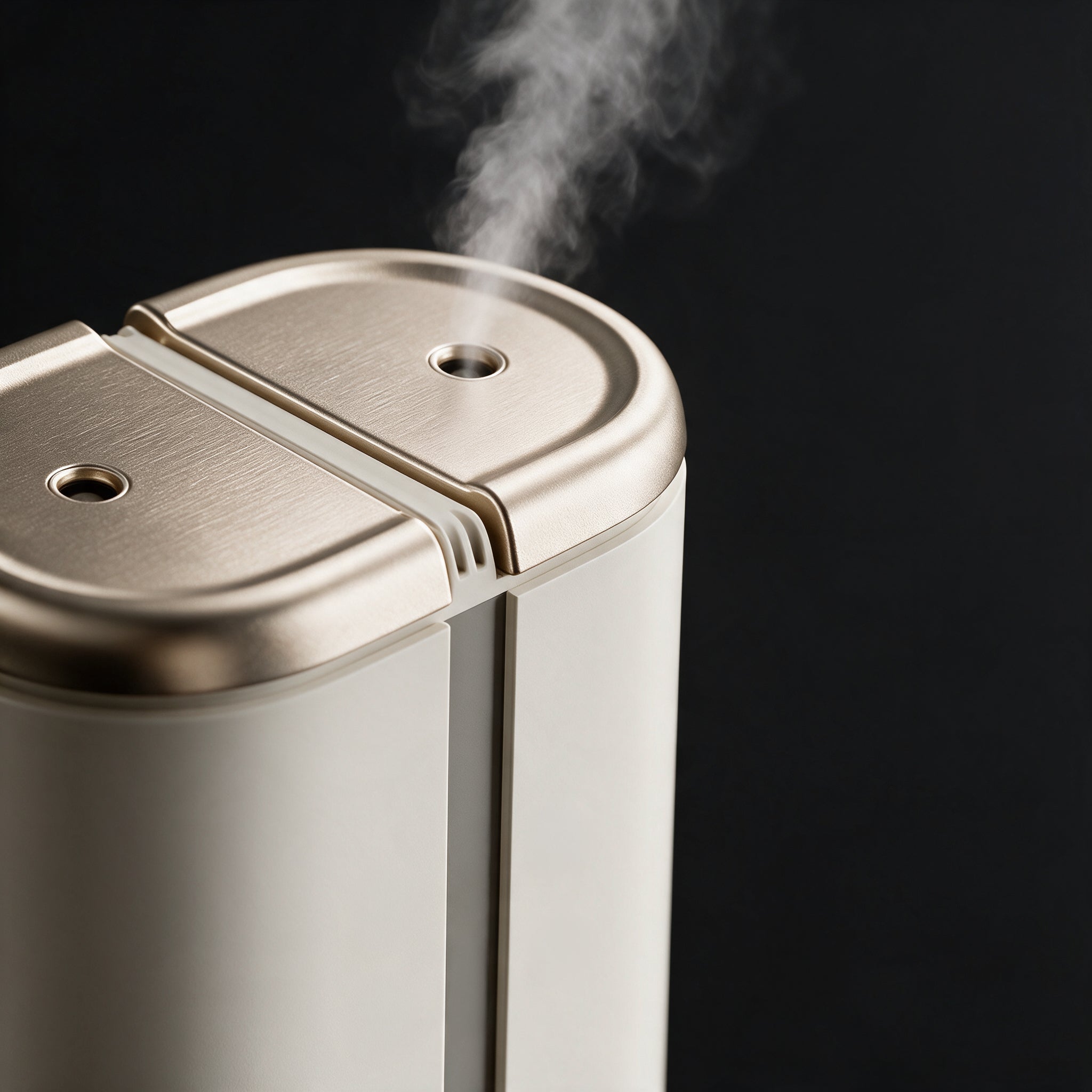 AURA Duetto — macro of the champagne lid with its two independent mist outlets